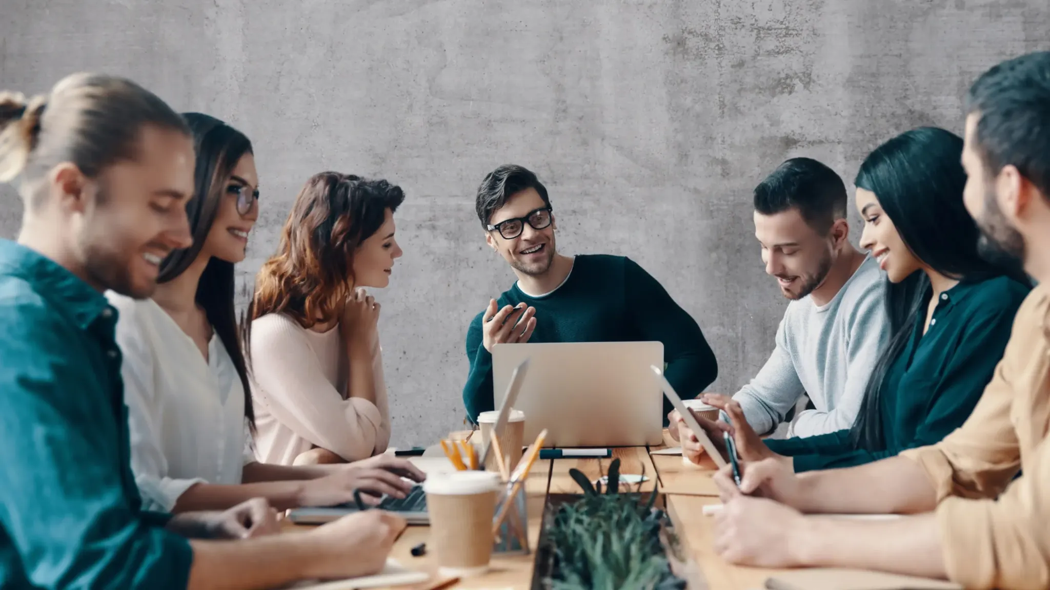 Modernes Bürogebäude mit arbeitenden Teams